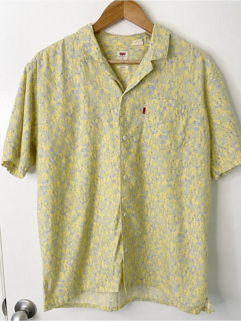 Levi’s Men’s M Yellow Floral Relaxed Fit Button Down Shirt